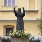 El monumento de Juan Pablo II en el patio del Palacio Arzobispal